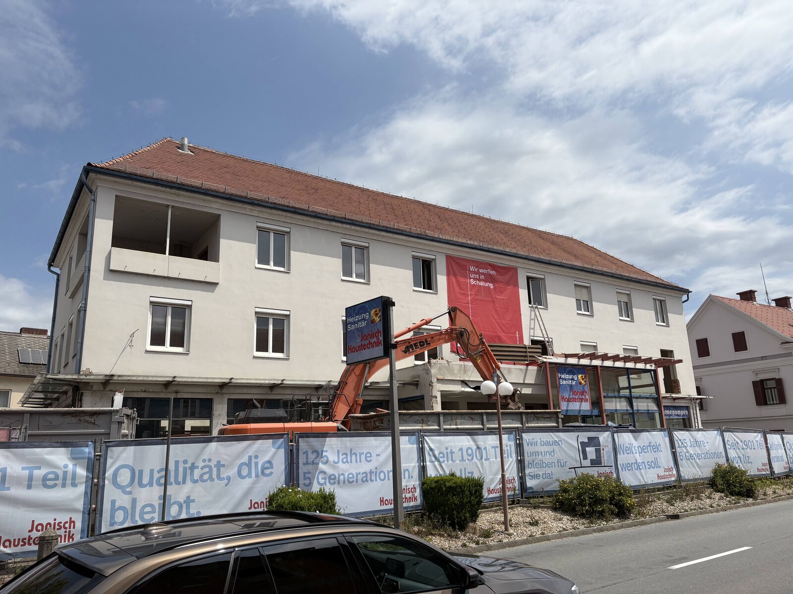 Baufeld zwischen den Gebäuden am Standort Ilz 150