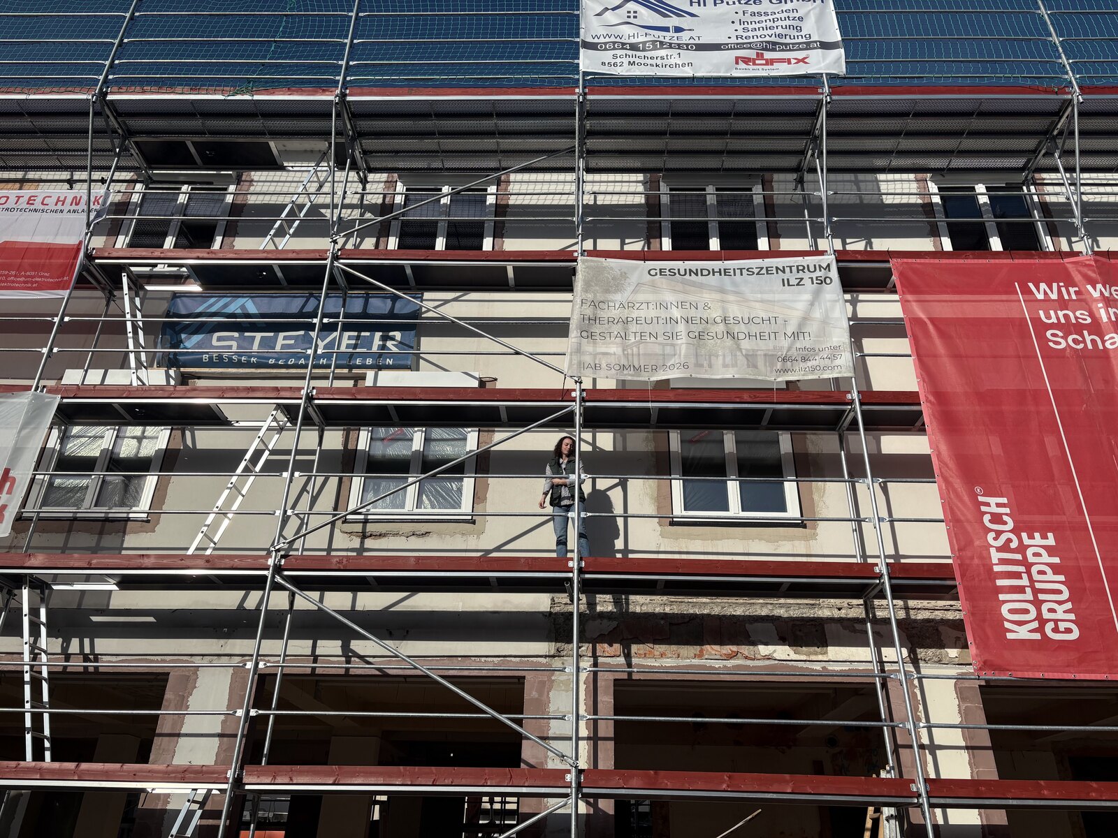 Gerüst und Arbeiten an der Fassade des Gebäudes