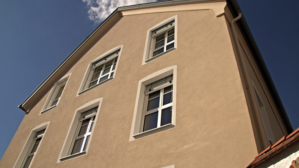 Fassade des Wohnhauses Ilz 61 mit den neuen Dachgeschosswohnungen