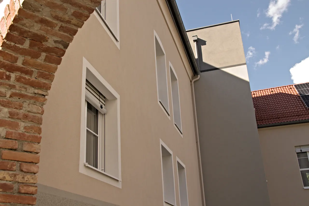 Wohnhaus Ilz 61, gesehen durch den historischen Ziegelbogen