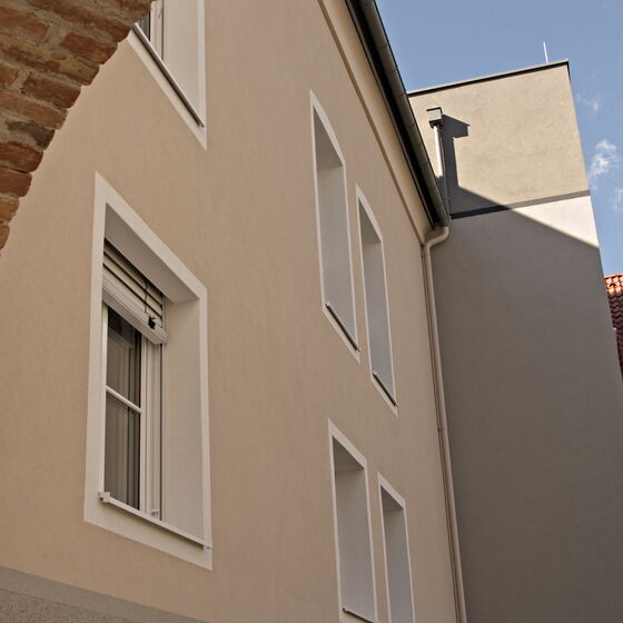 Historischer Ziegelbogen mit Blick auf das Wohnhaus Ilz 61