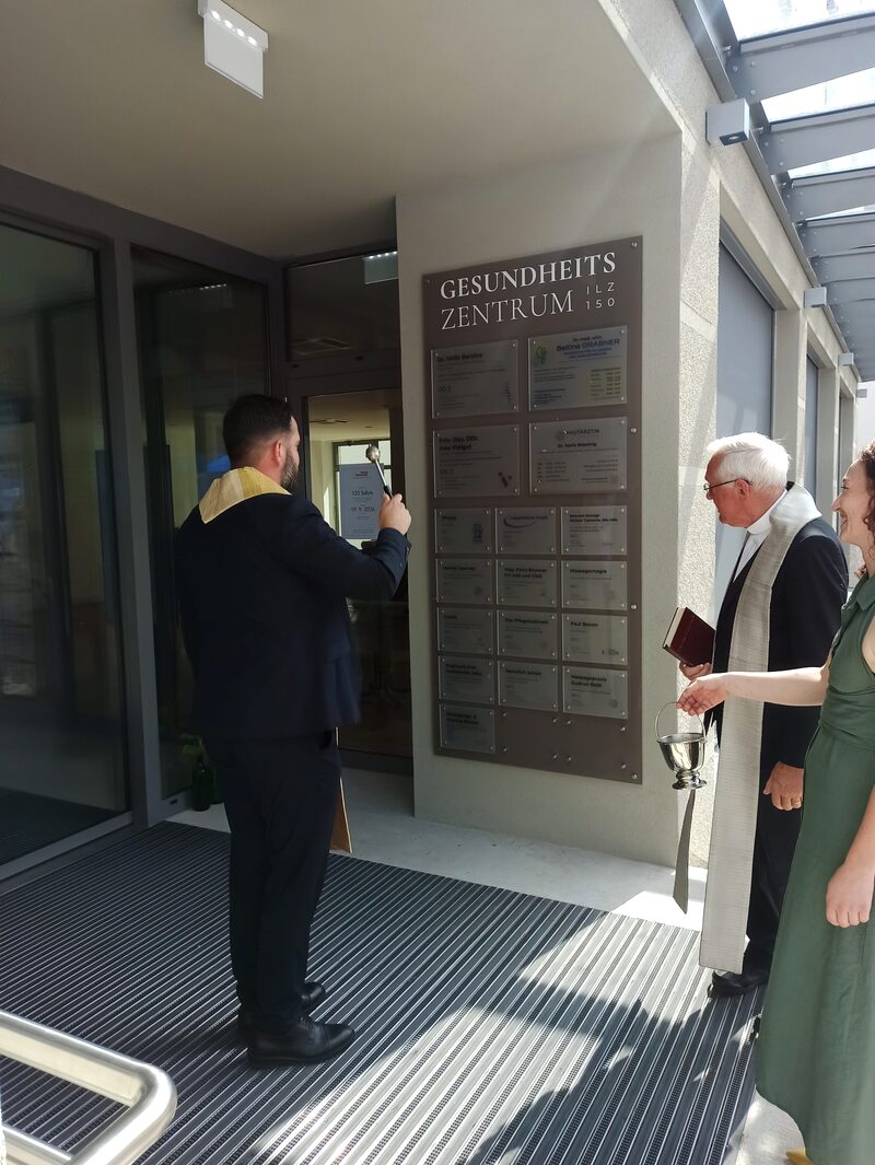 Namenstafel des Gesundheitszentrums Ilz 150 im Eingangsbereich