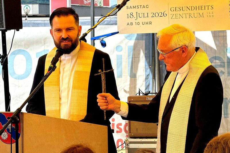 Pfarrer und Pastor bei der kirchlichen Segnung am Rednerpult