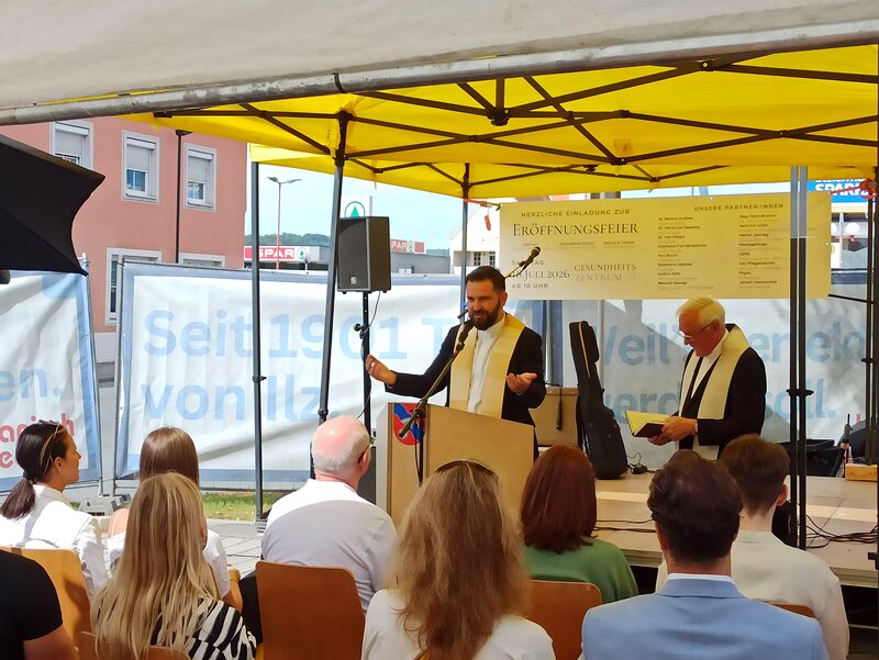Festakt mit Segnung vor dem Publikum unter dem Sonnenschirm