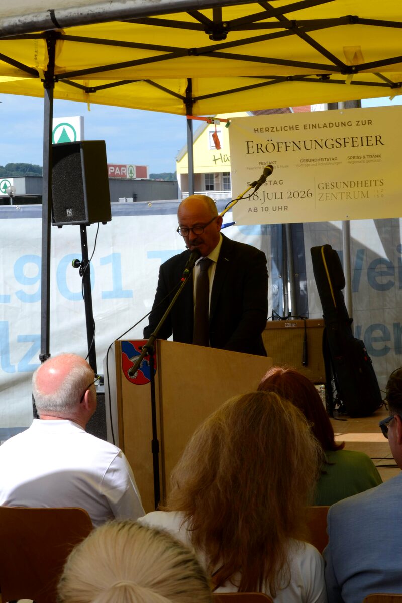 Grußworte am Rednerpult bei der Eröffnungsfeier