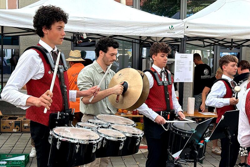 Musikerinnen und Musiker des Musikvereins Ilz mit Trommeln