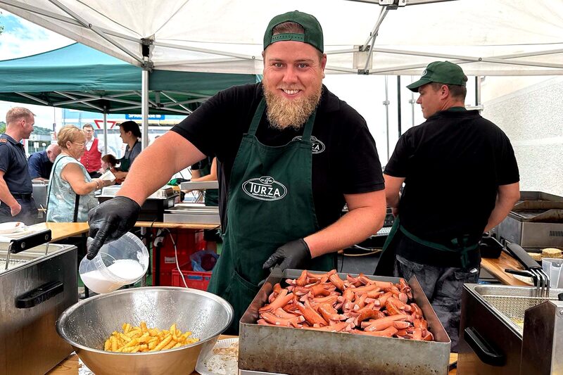 Küchenteam beim Zubereiten von Speisen am Grillstand