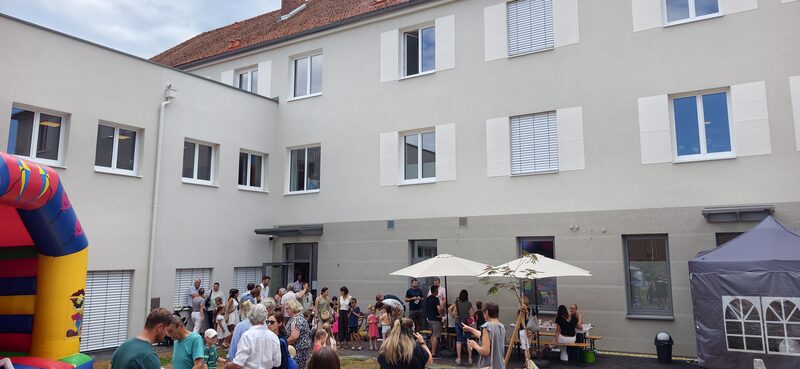 Innenhof mit Hüpfburg und Kinderprogramm