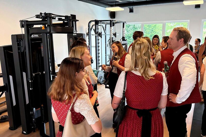 Besucherinnen und Besucher im Fitnessstudio Physiq