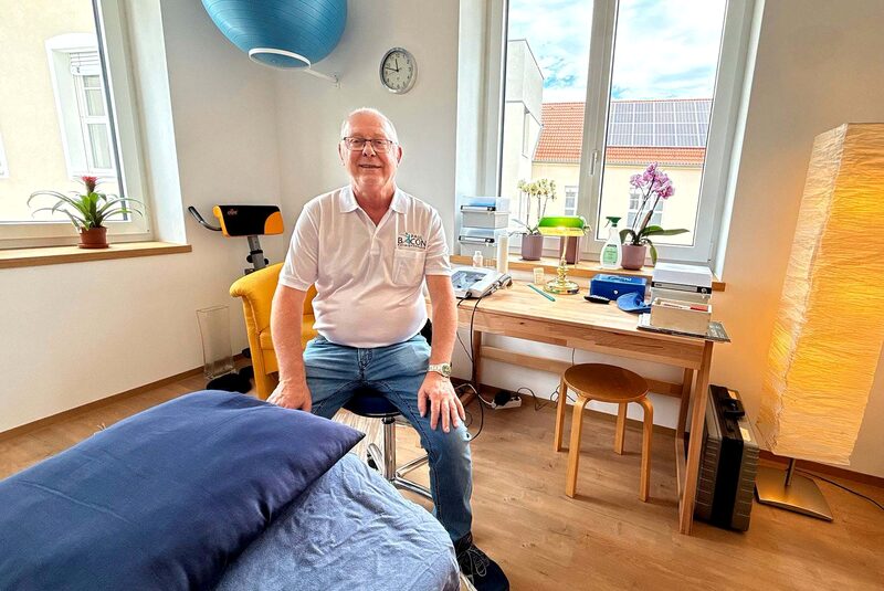 Physiotherapeut in seinem Behandlungsraum