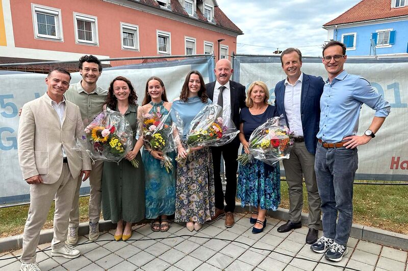 Gruppenbild der Familie und Gäste mit Blumensträußen