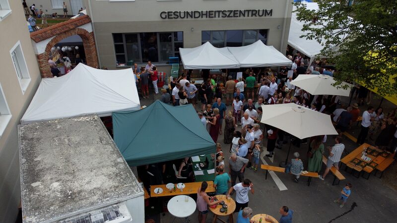 Luftaufnahme des Eingangsbereichs mit Gästen und Zelten