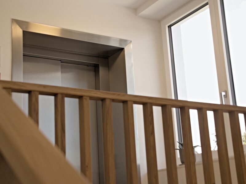 Aufzug mit Holzgeländer im Gesundheitszentrum Ilz 150