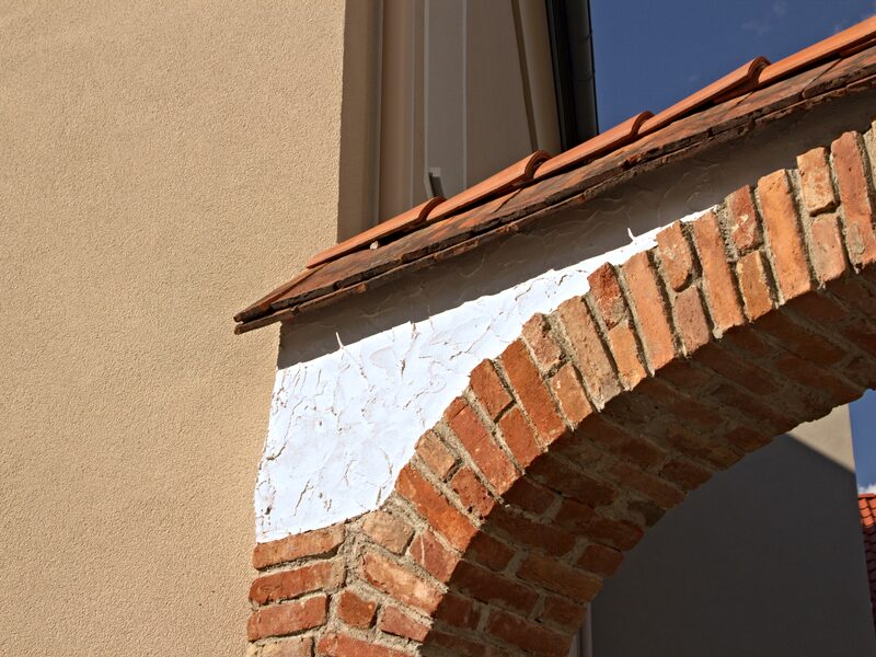 Historischer Ziegelbogen in der neu verputzten Fassade von Ilz 150