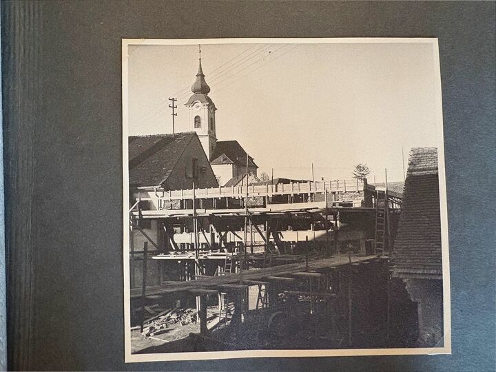 Historische Aufnahme: Baustelle mit Blick zur Kirche
