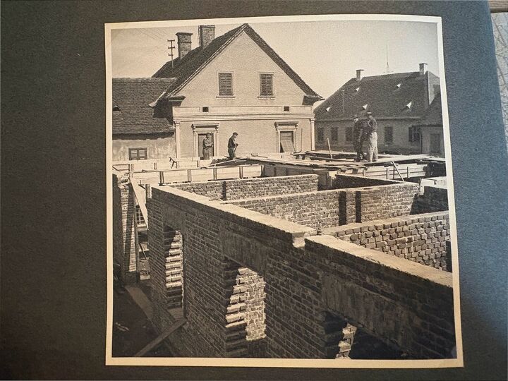 Historische Aufnahme: Mauerwerk und Baufortschritt