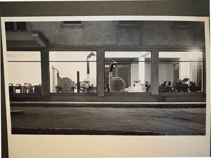 Historische Aufnahme: Abendlicher Blick in den Schauraum