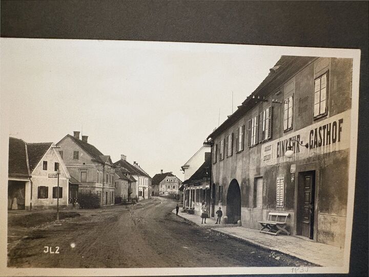 Historische Aufnahme: Straßenzug mit Gasthof und Geschäft