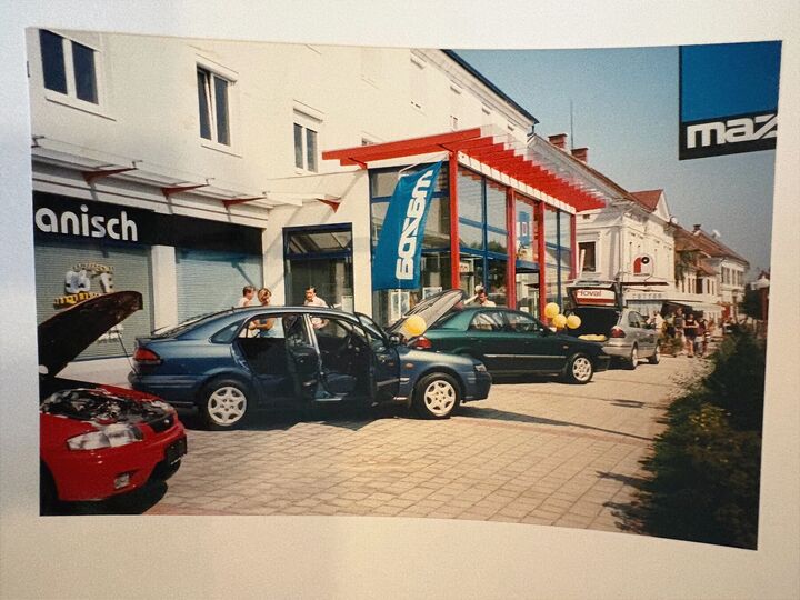 Historische Aufnahme: Autohaus und Werkstatt an der Straße