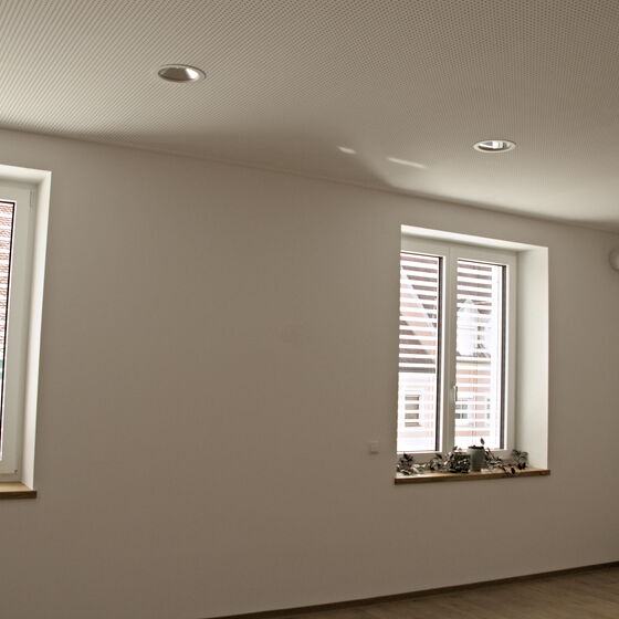 Fensterseite des Bewegungsraums mit Tageslicht