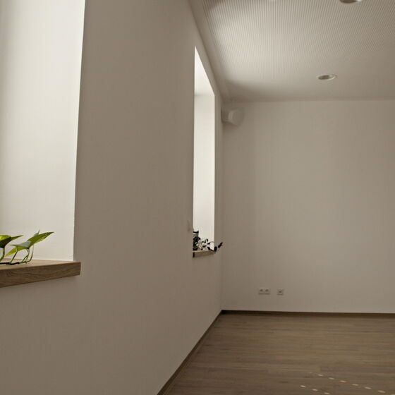 Ecke des Bewegungsraums mit Fensternische
