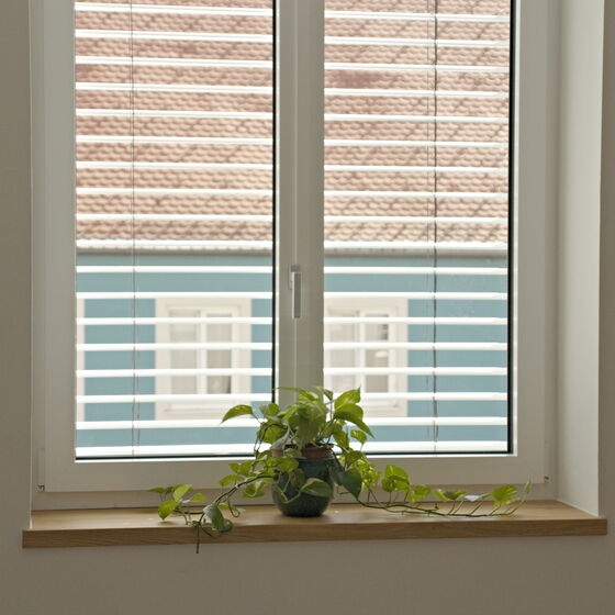 Fenster des Bewegungsraums mit Blick auf den Ortskern