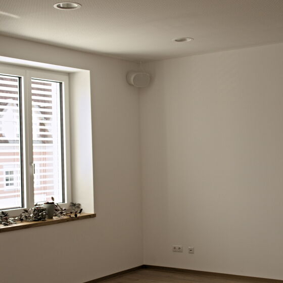 Bewegungsraum im Hochformat mit Fensternische und Holzboden