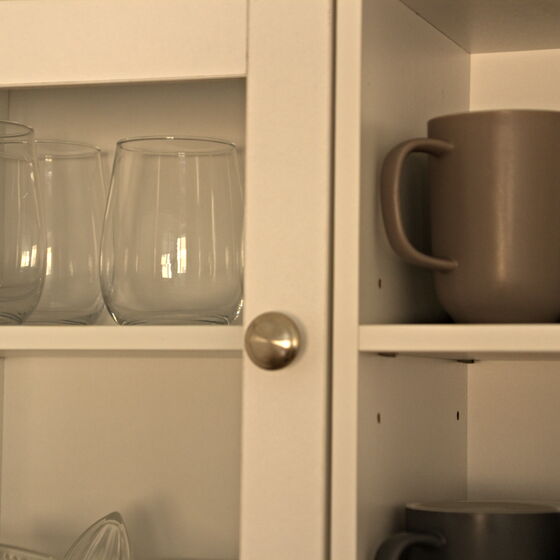 Geschirr im Schrank der gemeinsamen Teeküche